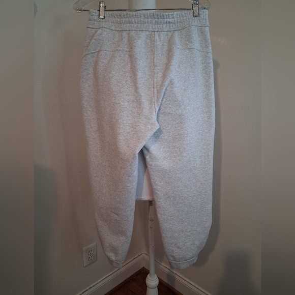 Lululemon Loungeful High Rise Cropped Jogger in Light Grey Size 8 - Picture 8 of 12
